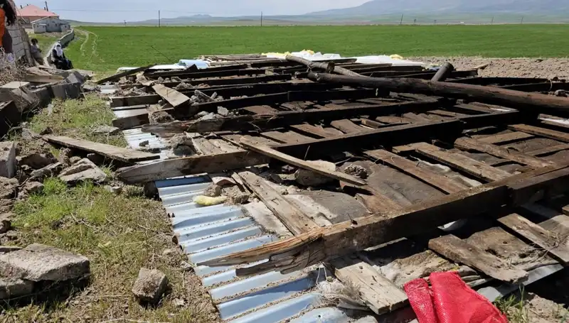 Fırtına Bitlis’i Vurdu: Çatılar Uçtu, Zarar Büyüyor