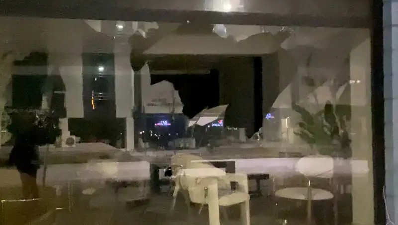 Mobilya Mağazasına Taşlı Saldırı Şok Etti