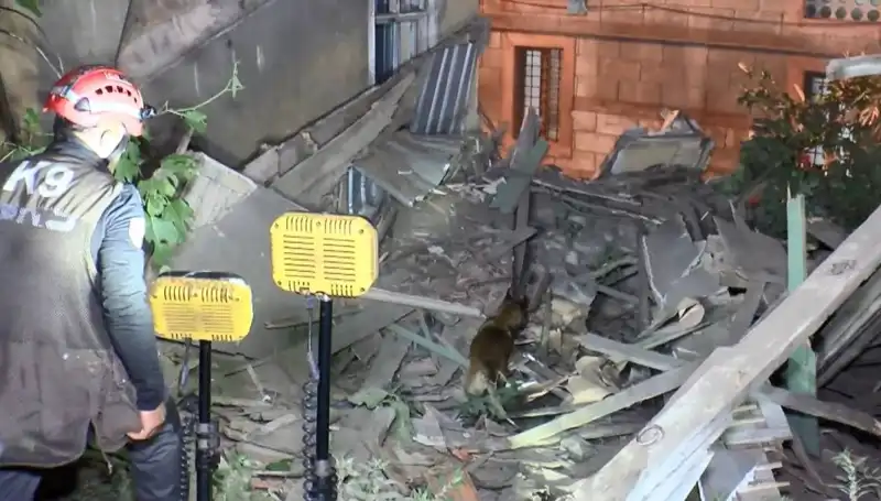 İstanbul'da Deprem Sonrası Hasar Alan Bina Çöktü: Gözyaşları ve Panik İçinde Geçen Anlar