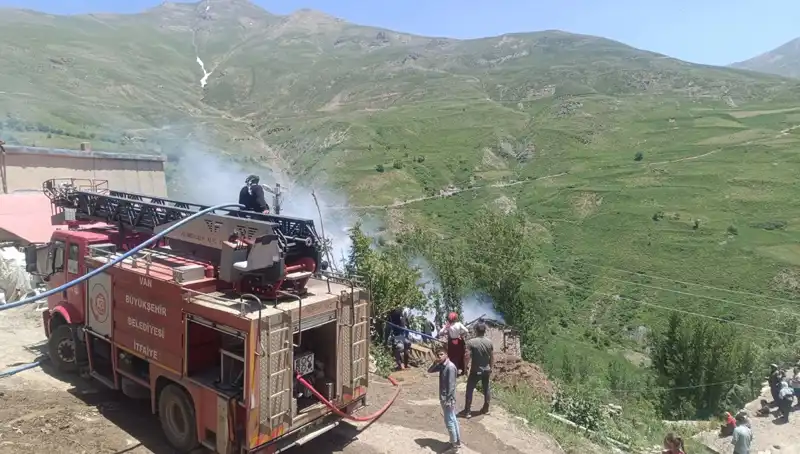 Van'da Trajik Yangın: Evdeki Küçük Çocuk Hayatını Kaybetti