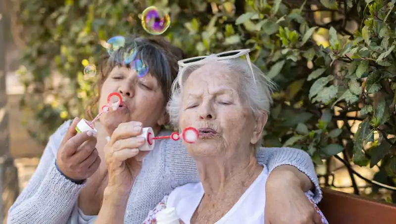 100 Yaşındaki İki Kadından Uzun Yaşamanın Sırları: Diyet ve Egzersizin Dışında Neler Var?