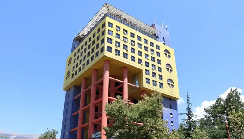 Dünyanın En Saçma Binası Yakılacak, Yerine Çarpıcı Yeni Proje Başladı