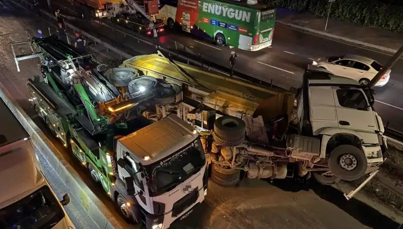 Moloz Yüklü Hafriyat Kamyonu Devrildi: Şok Edici Görüntüler Ortaya Çıktı!