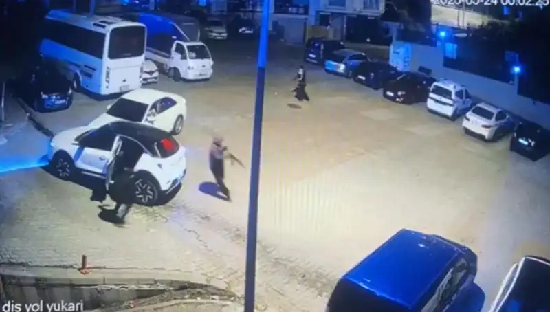 Kağıthane'de Kalaşnikoflu Saldırı: Maskeli Suçlular Ortalığı Dehşete Düşürdü