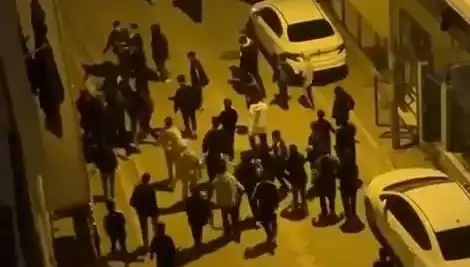 Esenyurt'ta Sopalı Kavga: Gençlerle Dolu Sokaklarda Tansiyon Yükseldi