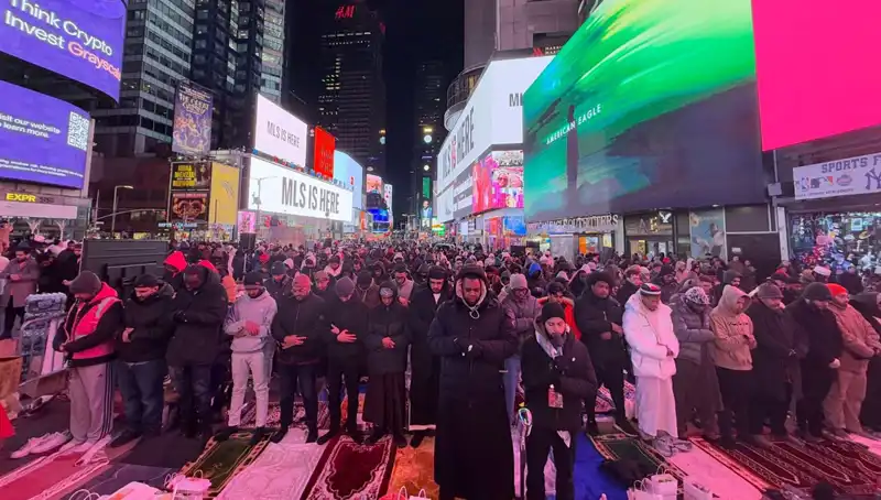 New York Times Meydanı’nda Tarihi Teravih Namazı: Binlerce İnsan Bir Araya Geldi