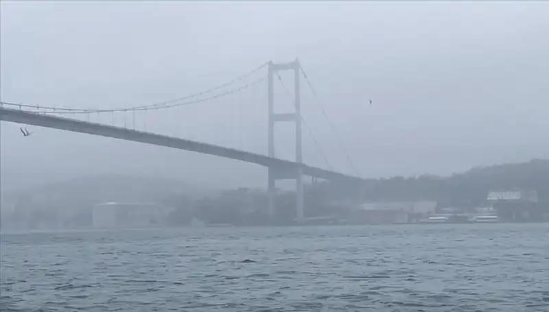 İstanbul Boğazı'nda Sis, Gemi Trafiğini Durdurdu: Neler Oluyor?