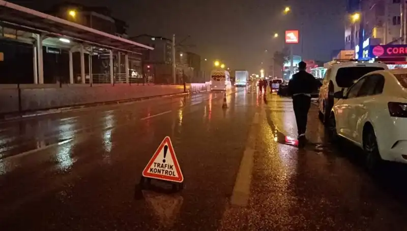 Bursa'da Kaza Sonrası Güvenlik Önlemi Alan Polise Kamyonet Çarptı: Olayın Ayrıntıları