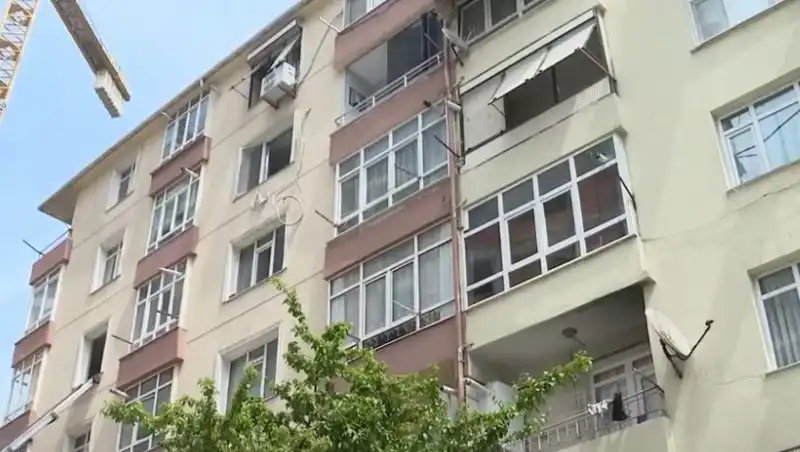 İstanbul'da Kolonları Patlayan 96 Dairelik Sitede Sıkıntılı Durum: Tahliye Başladı