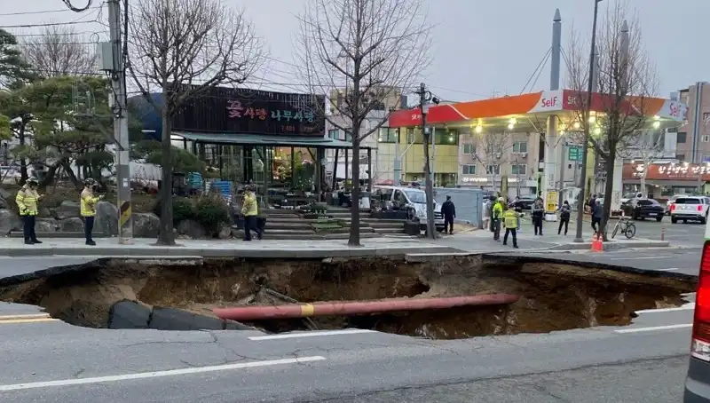 Güney Kore'de Dehşet! Dev Çukur Motosikleti Yuttu, Hayat Kaybı ve Yaralı Var