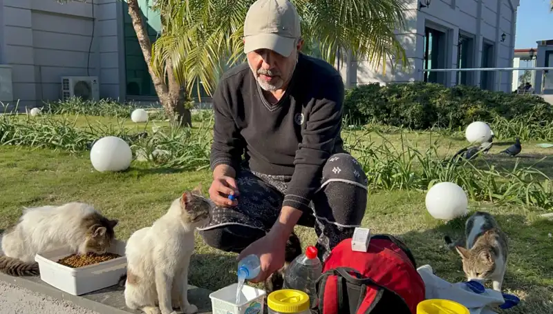 59 Yaşındaki Adamın Günde 8 Kilometre Yürüyüşü: Merhametiyle Hayran Bıraktı
