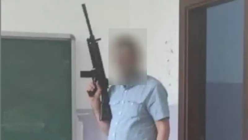 Tüfekle Poz Veren Müdür Yardımcısına Sınıf İçinde Gelen Tepki ve Soruşturma