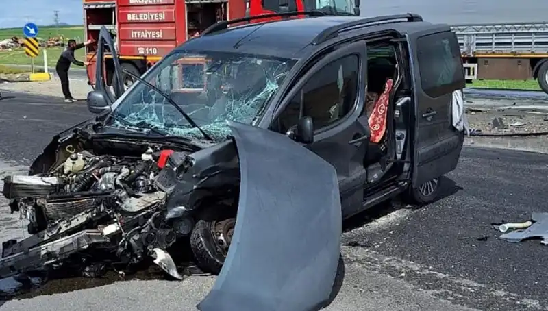 Ankara Yolunda Feci Kaza: Üç Yaralı, Sürücü Tahliye Edildi