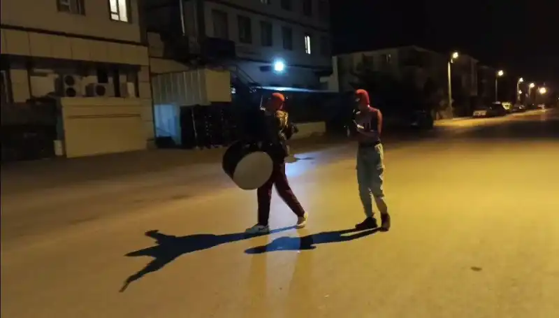 Erzincan Sokaklarında Sahur Coşkusu: Örümcek Adamlar Davul Zurna ile Eğlendiriyor