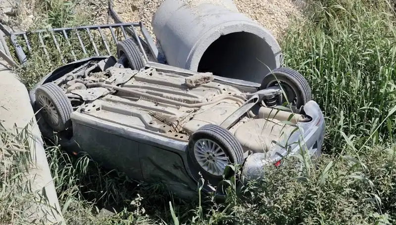 Pikap ve Otomobil Çarpıştı: Su Kanalına Devrilen Araçta İki Yaralı