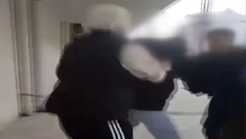 Sokak Ortasında Akran Zorbalığı! Çocuklar Önce Özür Diledi, Ardından Dövüldü