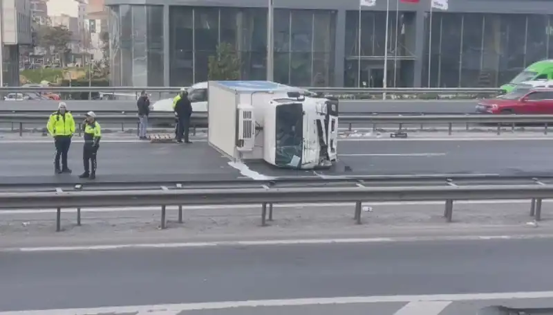 Basın Ekspress Yolunda Kamyonet Devrildi: Kaza Sonrası Trafik Kargaşası