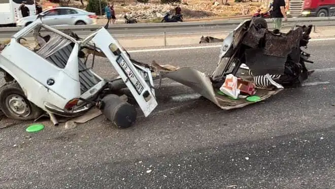 ** Tedbirsizlik Sonucu Bariyere Çarpan Araçta Korkunç Kaza: 1 Ölü, 1 Yaralı! **