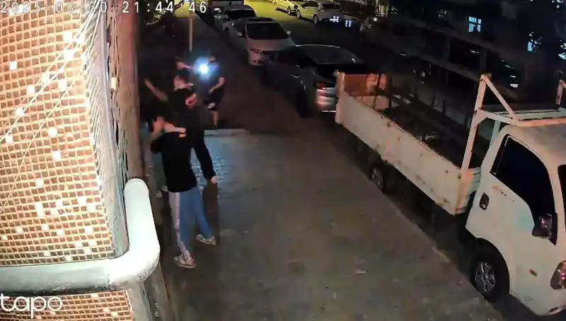Sokakta Taraftar Çatışması: Abinin Selamı Var Diyerek İki Genç Saldırıya Uğradı