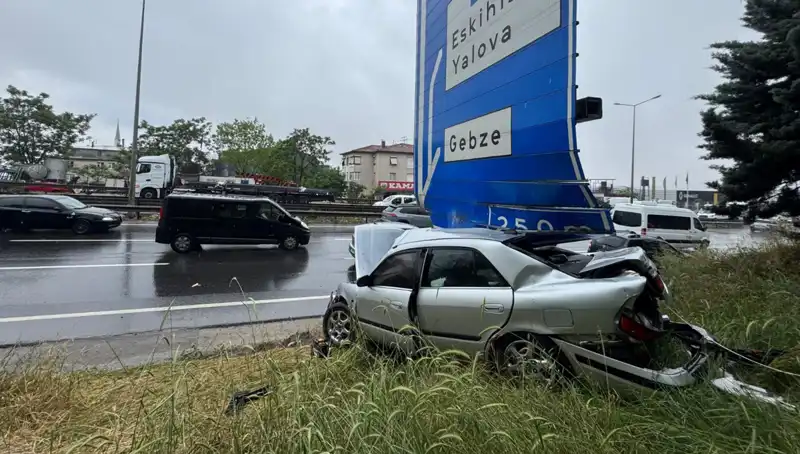 Trafik Levzasına Çarpan Araçta Kaza: Bir Yaralı Hastaneye Kaldırıldı