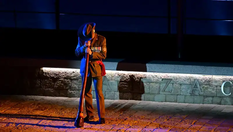 Anzak Koyu'nda Geleneksel "Şafak Ayini" Töreni Coşkuyla Gerçekleşti