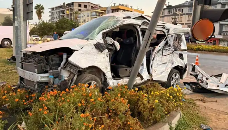 Antalya’da Midibüs ve Ticari Araç Çarpıştı: Kaza Sonucu 6 Yaralı