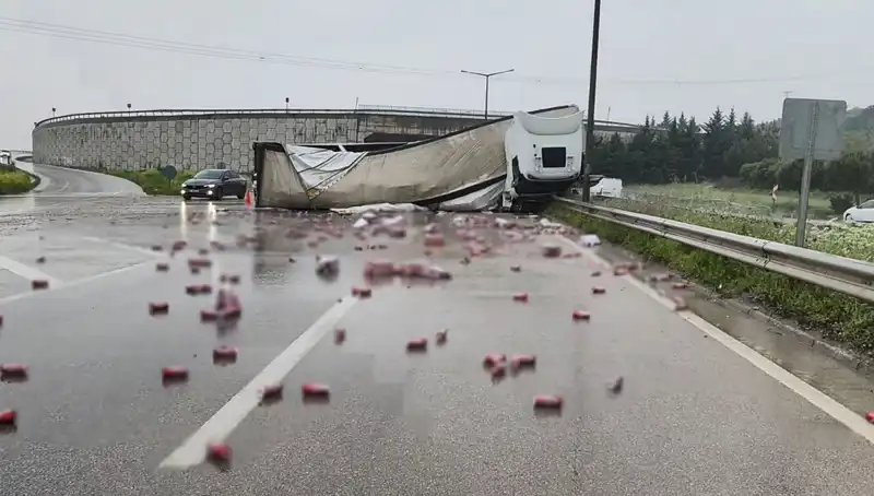 TIR Devrildi, İçkiler Yola Saçıldı: Olayın Ardındaki Detaylar