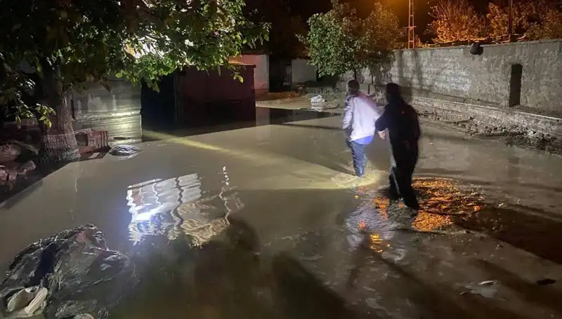 20 Dakikalık Yağış Felakete Yol Açtı: 1 Ev Çöktü, 3 Ev Boşaltıldı