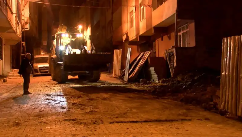 Bağcılar'da Yana Yana Eğilen Bina Gündemi Sarsıyor!