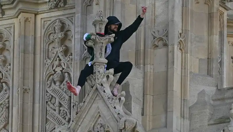 Londra'da Filistin Bayrağıyla Big Ben'e Tırmanan Protestocu Dikkat Çekti