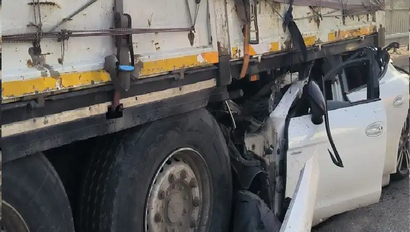 TIR'a Arkadan Saplanan Ok gibi Ciddi Kaza: Sürücü Hayatta Kalmayı Başardı