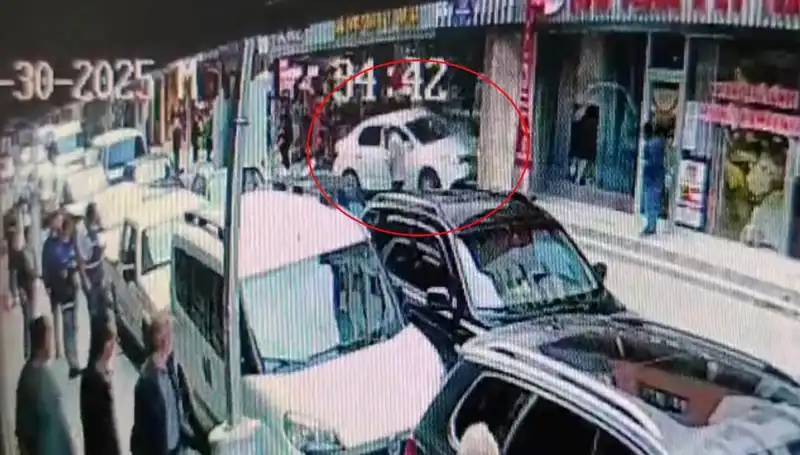 Alkollü Sürücünün Mağazaya Dalması: İki Çocuğun Hayatı Kıl Payı Kurtarıldı