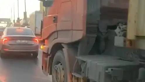D-100'de Şok Olay: Yol Verme Kavgasında TIR'ı Üzerine Süren Sürücü!