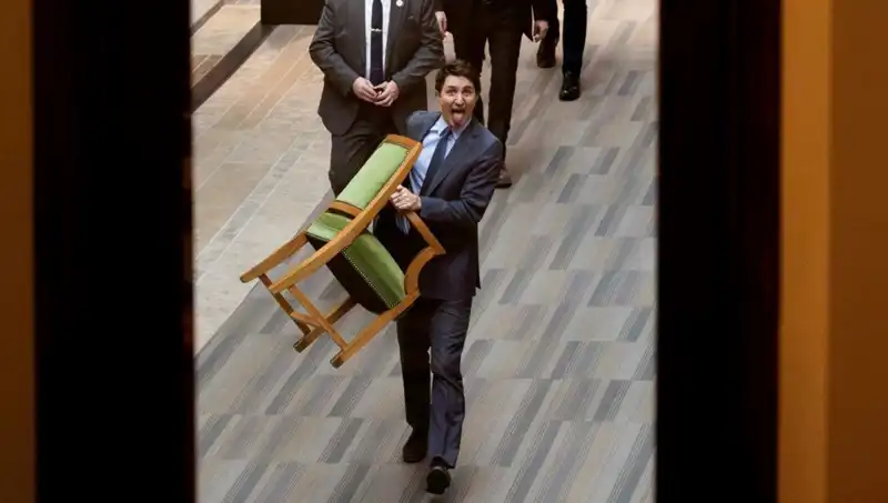 Trudeau, Sandalyeyi Alarak Hükümeti Terk Etti: "Halktan Son Kez Çaldı"