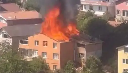 İstanbul'da Yangın Paniği: Dört Kişi Mahsur Kaldı, Kurtarma Operasyonu Başladı