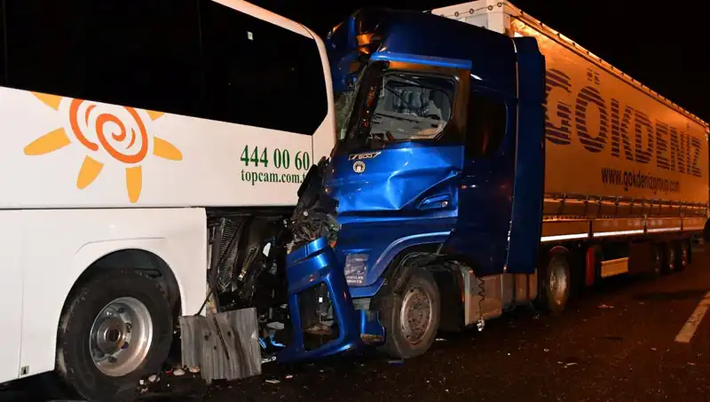 Tur Otobüsü Tırla Çarpıştı: Kazada 13 Kişi Yaralandı!
