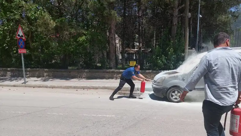Emniyet Binasının Önünde Alev Alan Araçta Panik Anları Yaşandı