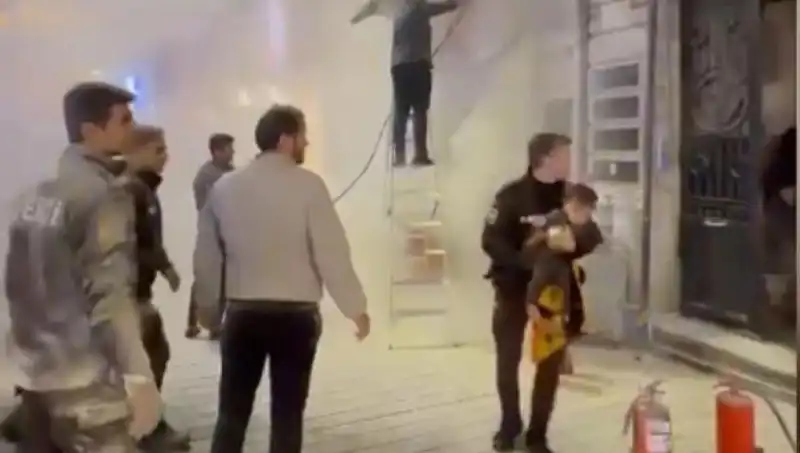 Beyoğlu’nda Büfede Çıkan Yangında Çocuk Hayata Döndürüldü