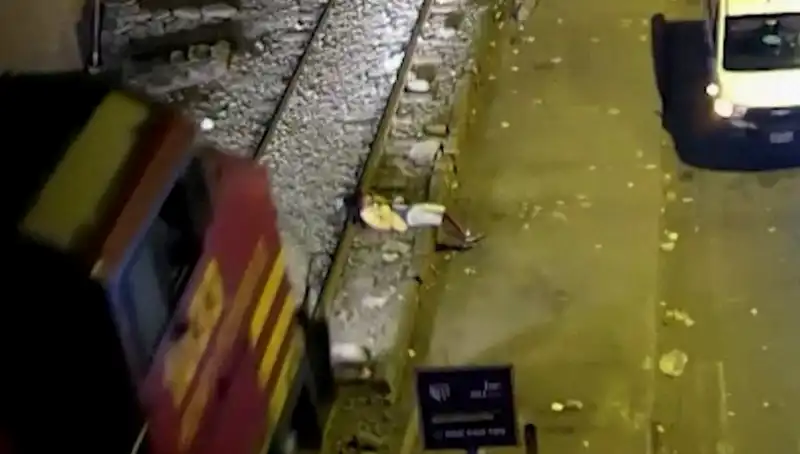 Mucizevi Bir Kurtuluş: Tren Kazasından Sonra Ayağa Kalkan Adam