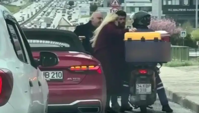 D-100'de Dehşet Saçan Motokurye İle Tartışma: Silahlı Tehdit!