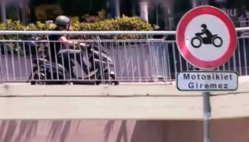 Üst Geçitler, Motokuryelerin İşgali Altında: Yolda Güvenlik Tehlikesi Mi Var?