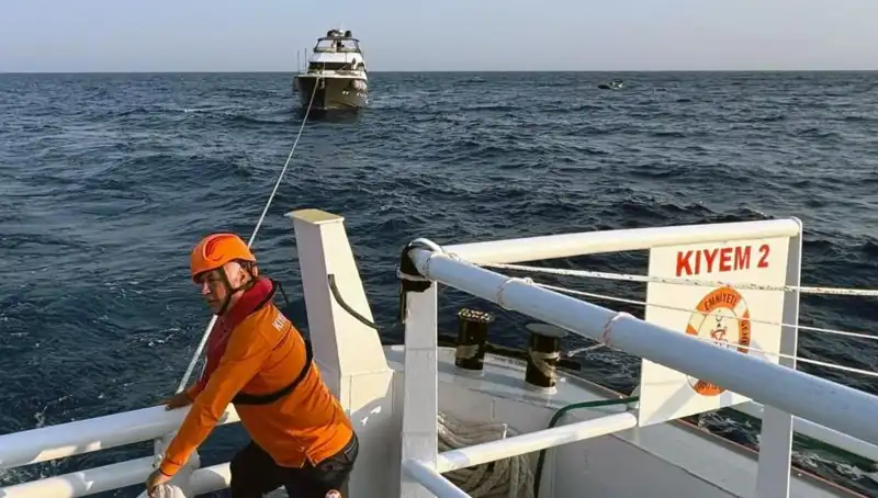 Marmaris Açıklarında Sürüklenen Tekne Başarılı Bir Şekilde Kurtarıldı